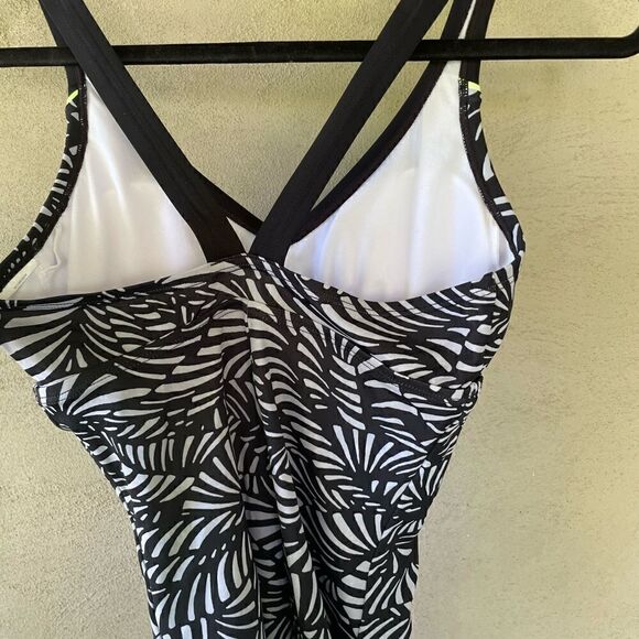 Nike One Piece Swimsuit size Medium - Picture 2 of 5